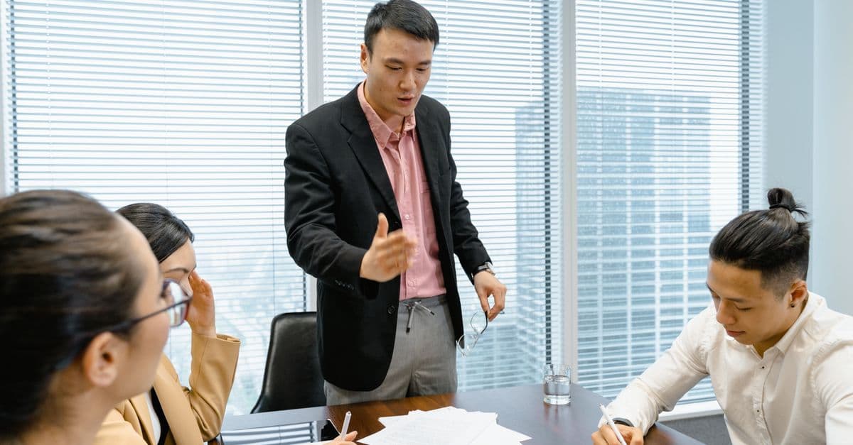 Professional presenting leadership ideas in a structured team discussion